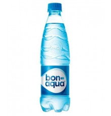 Вода питьевая BonAqua газированная объемом 500 мл в ПЭТ-бутылке